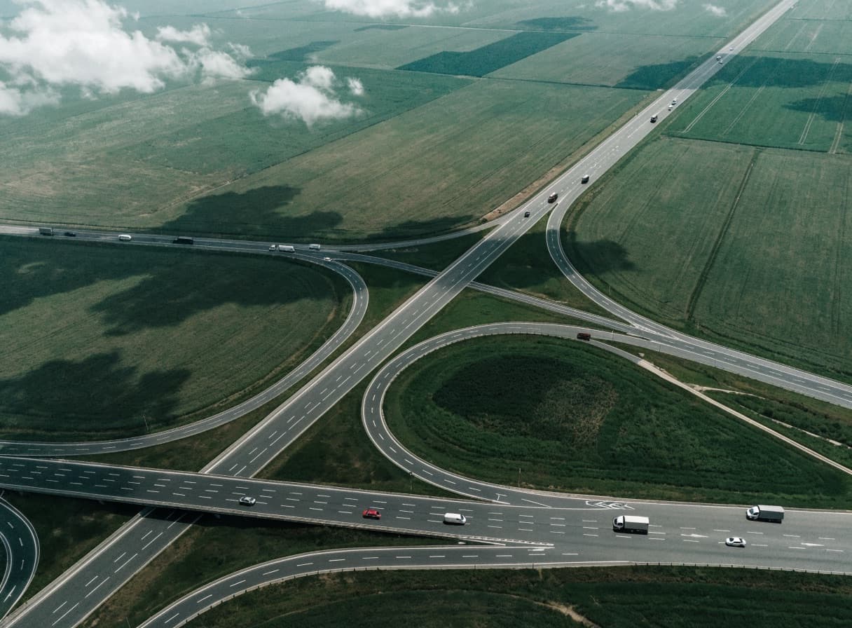 Węzeł autostradowy z lotu ptaka, sieć dróg i obsługa klientów w całej Polsce